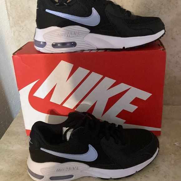 - NWT ladies Nike Air Max Excee athletic shoe in size 6 - Picture 1 of 10